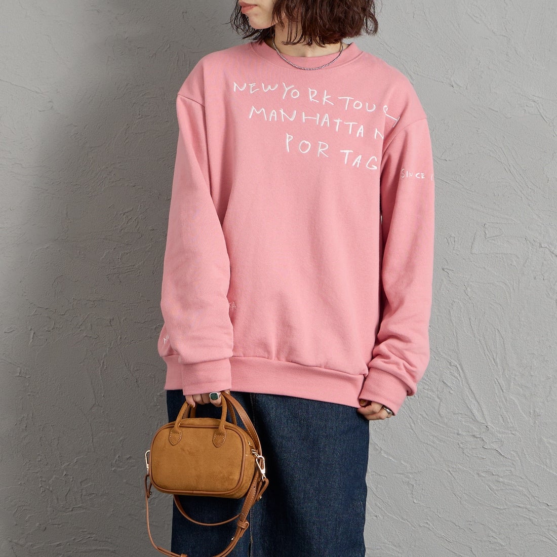 MANHATTAN PORTAGE [マンハッタンポーテージ] 別注 ランダムロゴ刺繍 クルーネックスウェット [26FWMP-IN91-JF] PINK &&モデル身長：158cm 着用サイズ：S&&