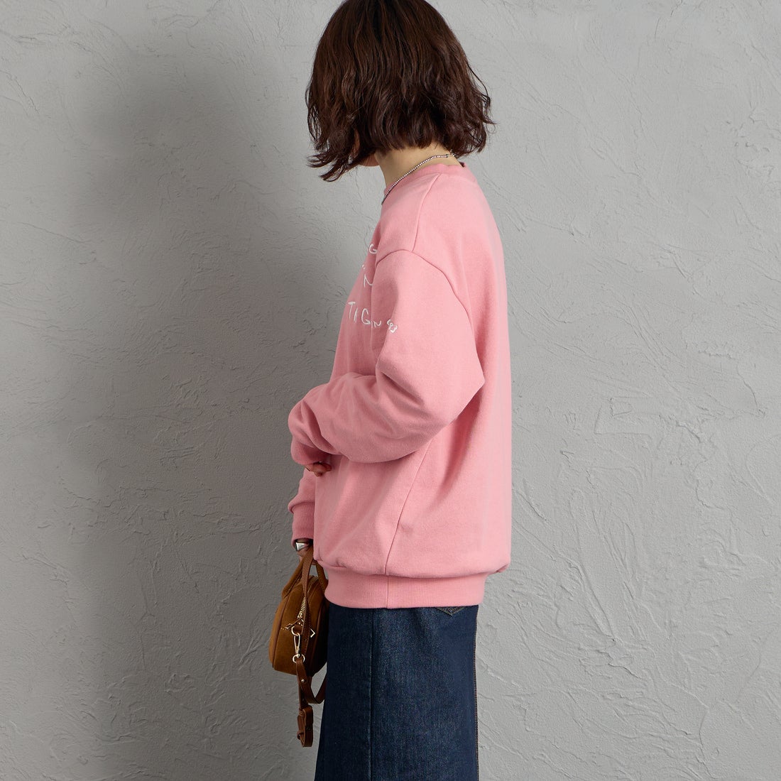 MANHATTAN PORTAGE [マンハッタンポーテージ] 別注 ランダムロゴ刺繍 クルーネックスウェット [26FWMP-IN91-JF] PINK &&モデル身長：158cm 着用サイズ：S&&