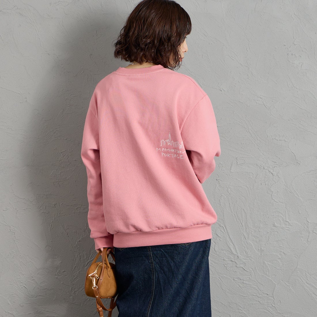 MANHATTAN PORTAGE [マンハッタンポーテージ] 別注 ランダムロゴ刺繍 クルーネックスウェット [26FWMP-IN91-JF] PINK &&モデル身長：158cm 着用サイズ：S&&
