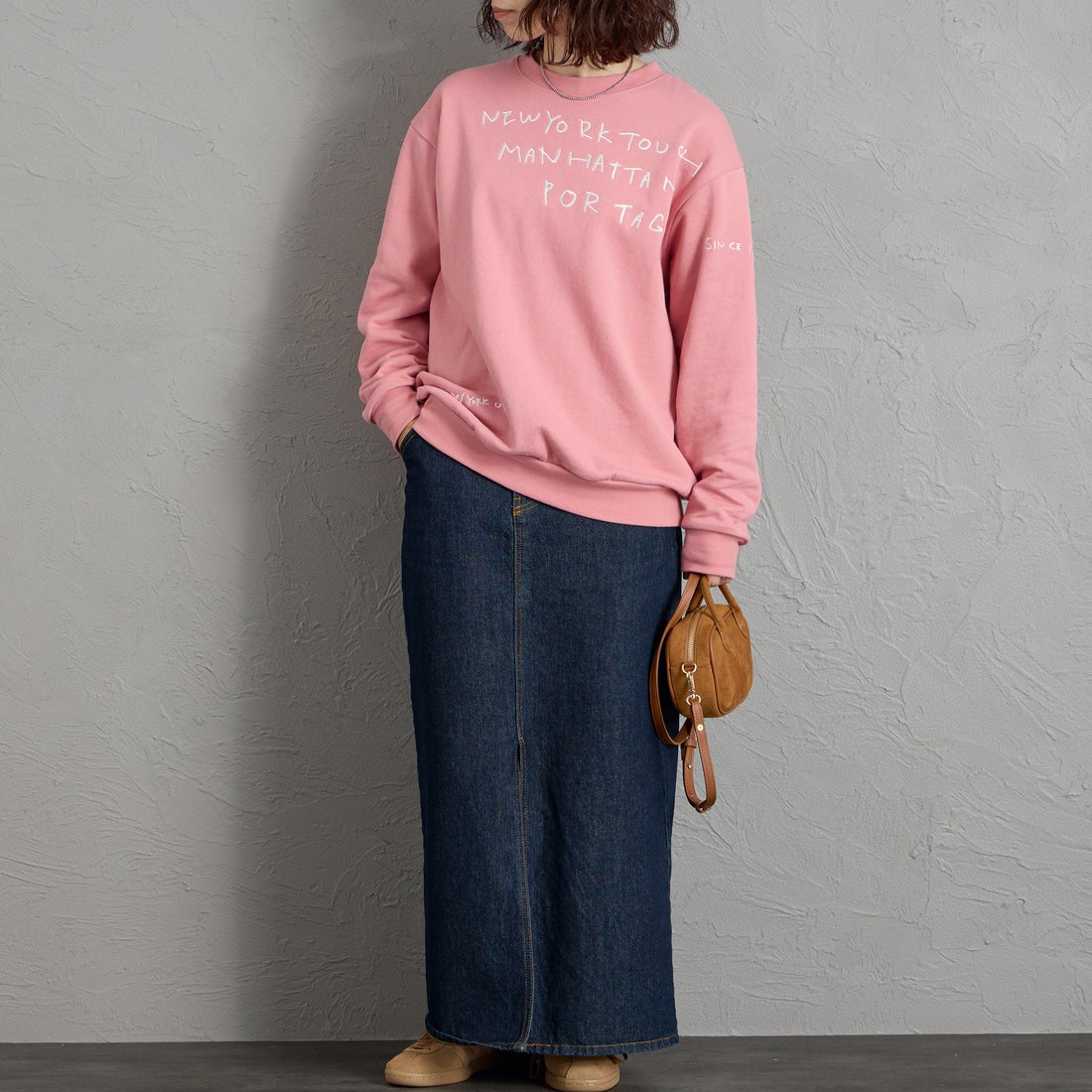 MANHATTAN PORTAGE [マンハッタンポーテージ] 別注 ランダムロゴ刺繍 クルーネックスウェット [26FWMP-IN91-JF] PINK &&モデル身長：158cm 着用サイズ：S&&