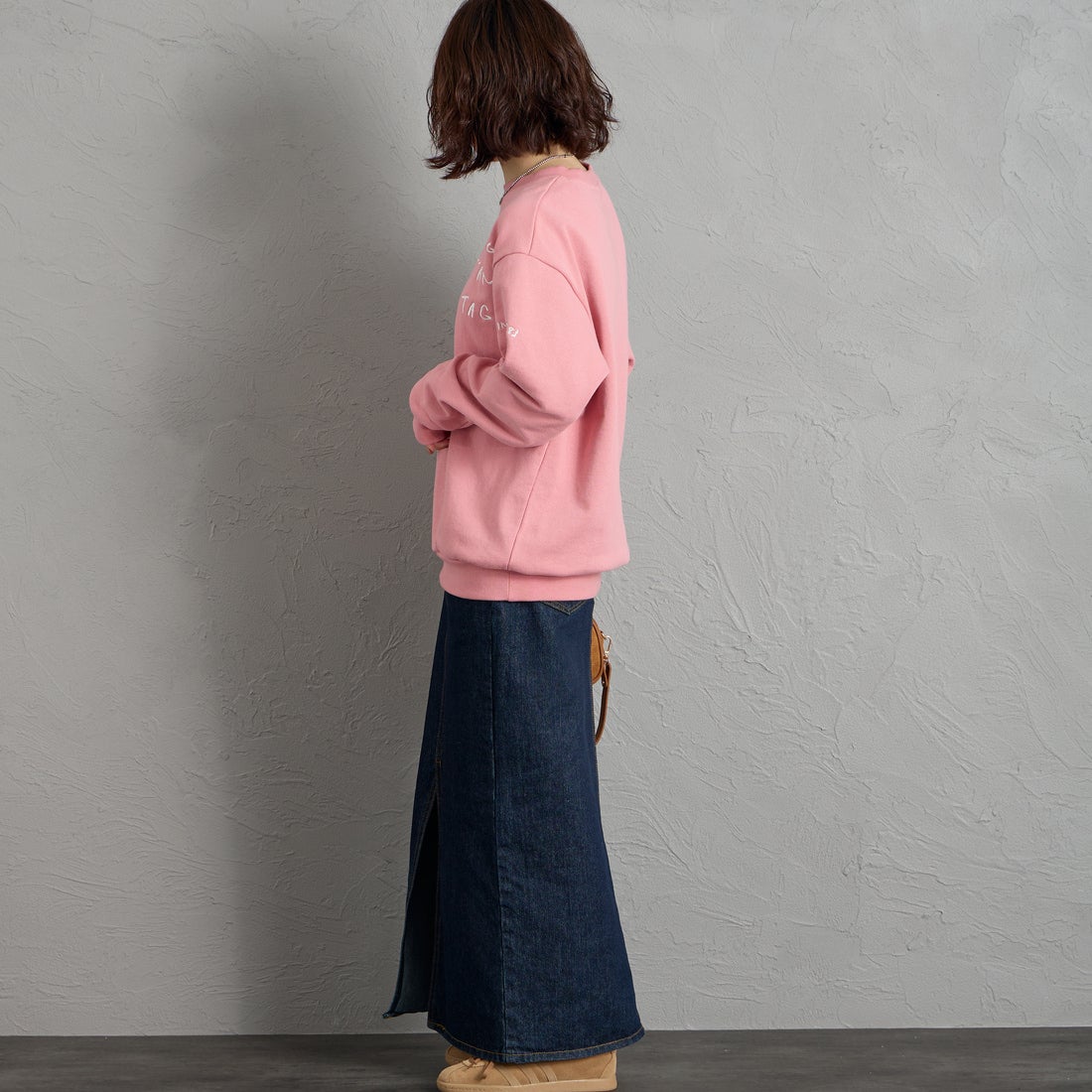 MANHATTAN PORTAGE [マンハッタンポーテージ] 別注 ランダムロゴ刺繍 クルーネックスウェット [26FWMP-IN91-JF] PINK &&モデル身長：158cm 着用サイズ：S&&