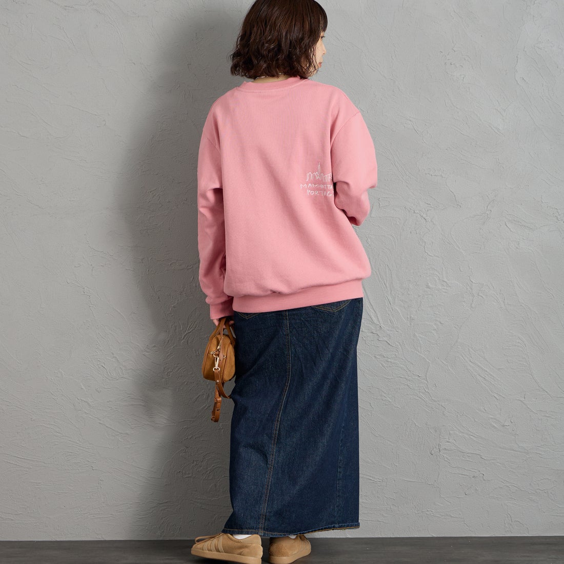 MANHATTAN PORTAGE [マンハッタンポーテージ] 別注 ランダムロゴ刺繍 クルーネックスウェット [26FWMP-IN91-JF] PINK &&モデル身長：158cm 着用サイズ：S&&