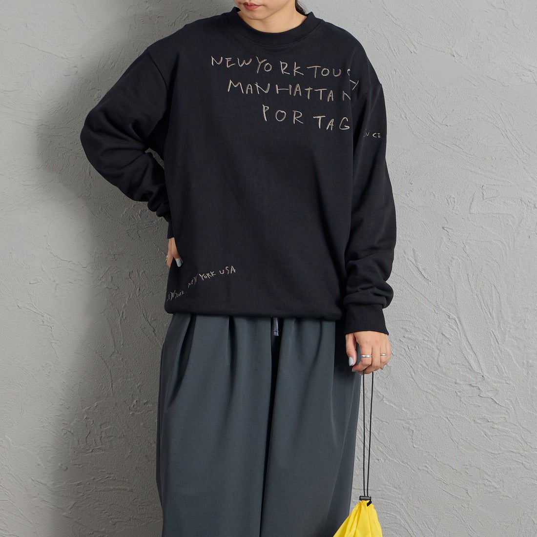 MANHATTAN PORTAGE [マンハッタンポーテージ] 別注 ランダムロゴ刺繍 クルーネックスウェット [26FWMP-IN91-JF] BLACK &&モデル身長：156cm 着用サイズ：S&&