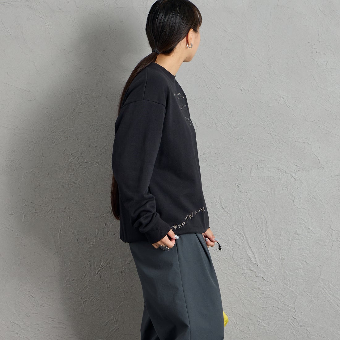 MANHATTAN PORTAGE [マンハッタンポーテージ] 別注 ランダムロゴ刺繍 クルーネックスウェット [26FWMP-IN91-JF] BLACK &&モデル身長：156cm 着用サイズ：S&&