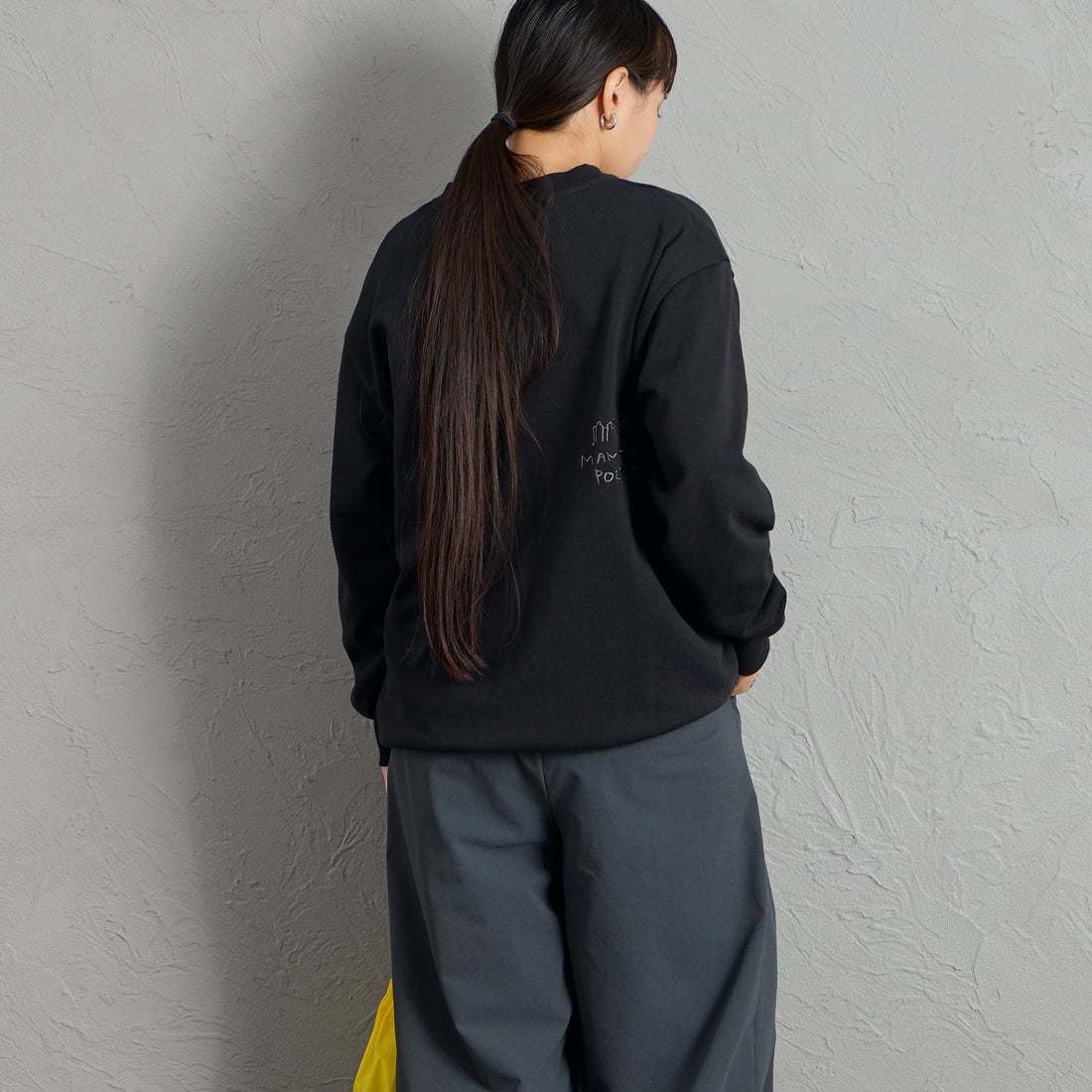 MANHATTAN PORTAGE [マンハッタンポーテージ] 別注 ランダムロゴ刺繍 クルーネックスウェット [26FWMP-IN91-JF] BLACK &&モデル身長：156cm 着用サイズ：S&&