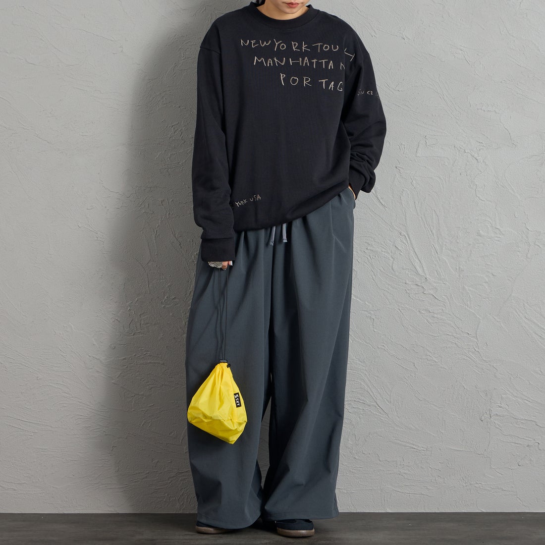 MANHATTAN PORTAGE [マンハッタンポーテージ] 別注 ランダムロゴ刺繍 クルーネックスウェット [26FWMP-IN91-JF] BLACK &&モデル身長：156cm 着用サイズ：S&&