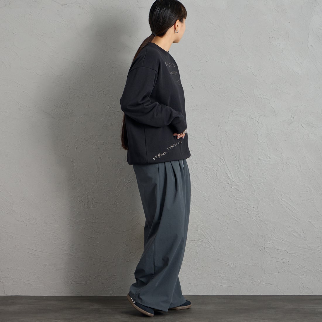 MANHATTAN PORTAGE [マンハッタンポーテージ] 別注 ランダムロゴ刺繍 クルーネックスウェット [26FWMP-IN91-JF] BLACK &&モデル身長：156cm 着用サイズ：S&&