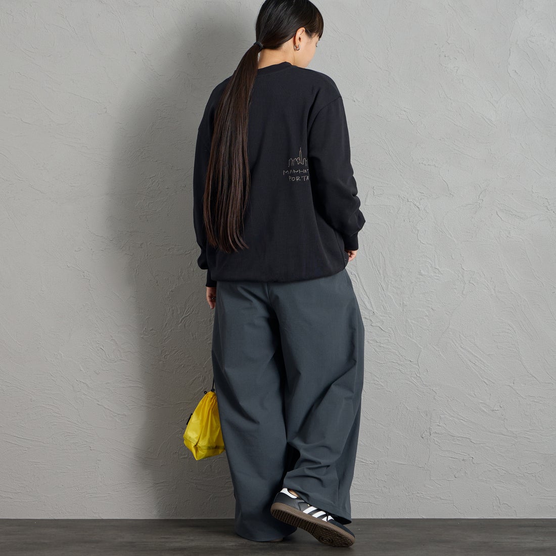 MANHATTAN PORTAGE [マンハッタンポーテージ] 別注 ランダムロゴ刺繍 クルーネックスウェット [26FWMP-IN91-JF] BLACK &&モデル身長：156cm 着用サイズ：S&&