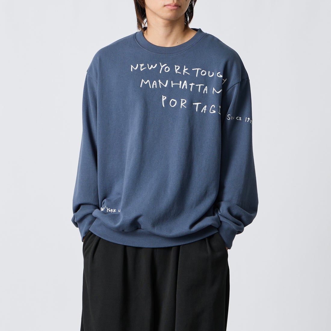 MANHATTAN PORTAGE [マンハッタンポーテージ] 別注 ランダムロゴ刺繍 クルーネックスウェット [26FWMP-IN91-JF] BLUE &&モデル身長：177cm 着用サイズ：L&&