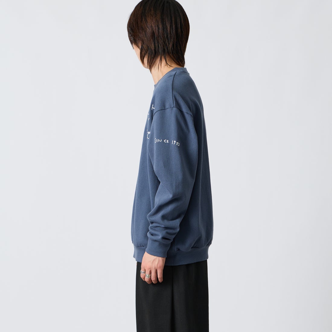 MANHATTAN PORTAGE [マンハッタンポーテージ] 別注 ランダムロゴ刺繍 クルーネックスウェット [26FWMP-IN91-JF] BLUE &&モデル身長：177cm 着用サイズ：L&&