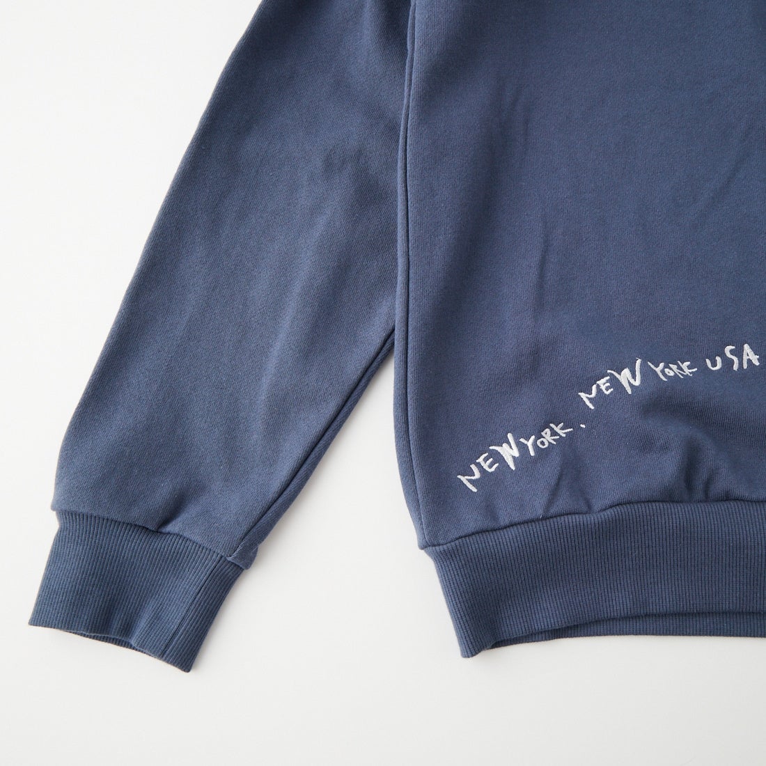 MANHATTAN PORTAGE [マンハッタンポーテージ] 別注 ランダムロゴ刺繍 クルーネックスウェット [26FWMP-IN91-JF] BLUE