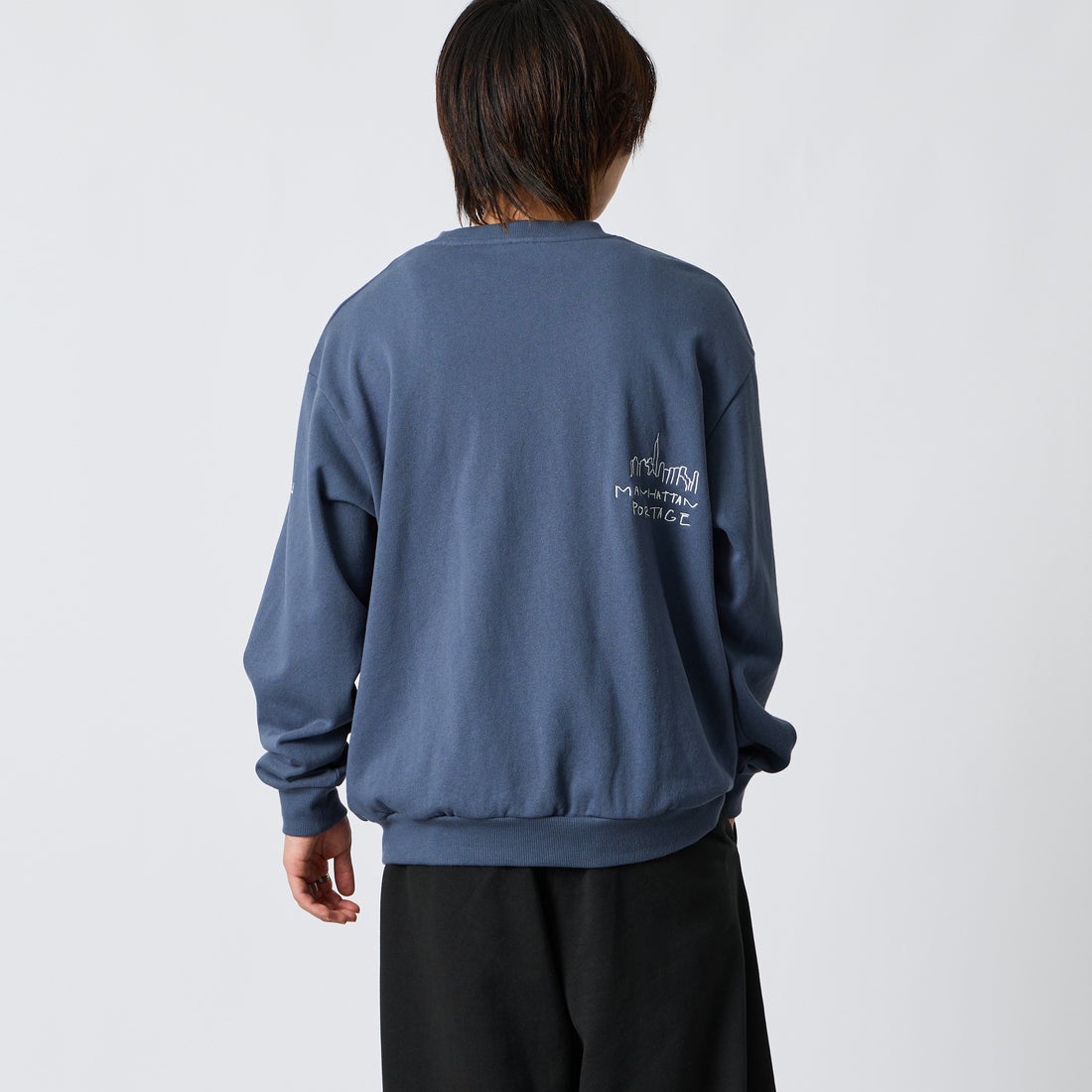 MANHATTAN PORTAGE [マンハッタンポーテージ] 別注 ランダムロゴ刺繍 クルーネックスウェット [26FWMP-IN91-JF] BLUE &&モデル身長：177cm 着用サイズ：L&&