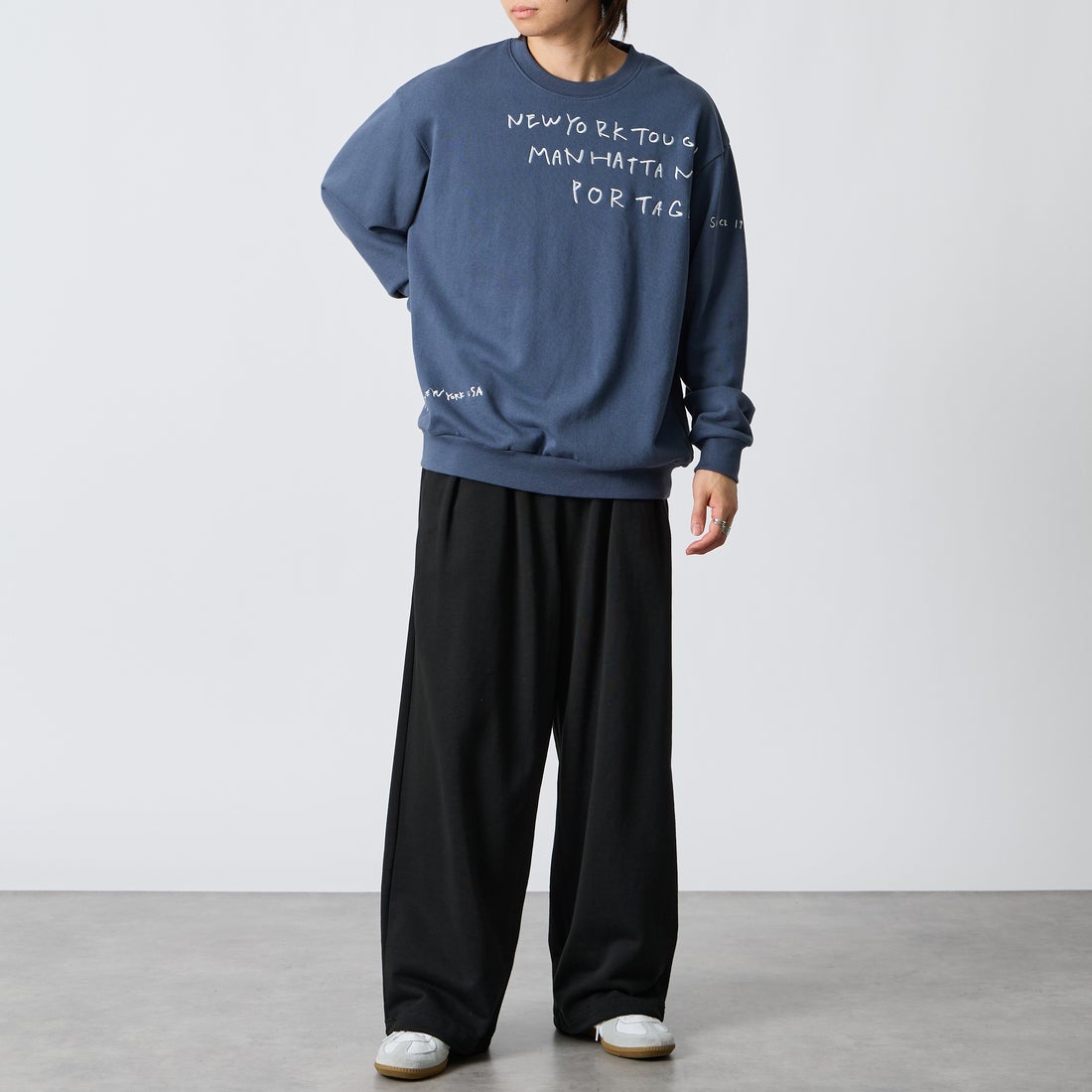 MANHATTAN PORTAGE [マンハッタンポーテージ] 別注 ランダムロゴ刺繍 クルーネックスウェット [26FWMP-IN91-JF] BLUE &&モデル身長：177cm 着用サイズ：L&&
