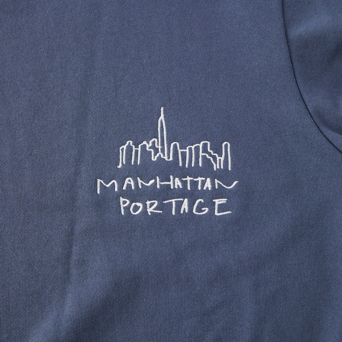 MANHATTAN PORTAGE [マンハッタンポーテージ] 別注 ランダムロゴ刺繍 クルーネックスウェット [26FWMP-IN91-JF] BLUE