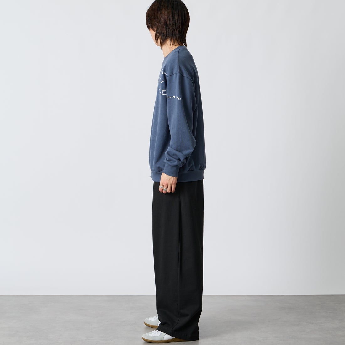 MANHATTAN PORTAGE [マンハッタンポーテージ] 別注 ランダムロゴ刺繍 クルーネックスウェット [26FWMP-IN91-JF] BLUE &&モデル身長：177cm 着用サイズ：L&&