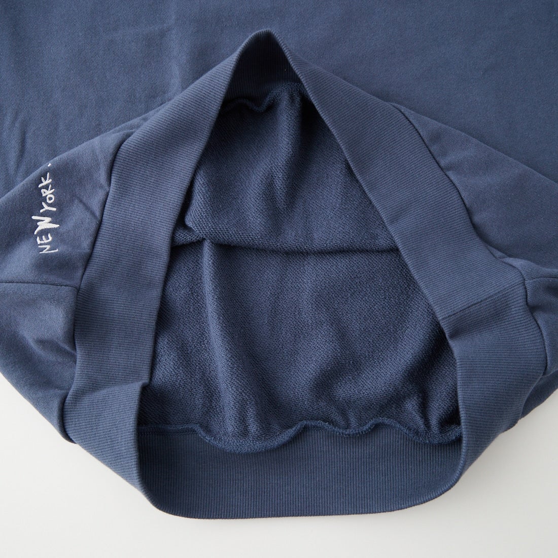 MANHATTAN PORTAGE [マンハッタンポーテージ] 別注 ランダムロゴ刺繍 クルーネックスウェット [26FWMP-IN91-JF] BLUE