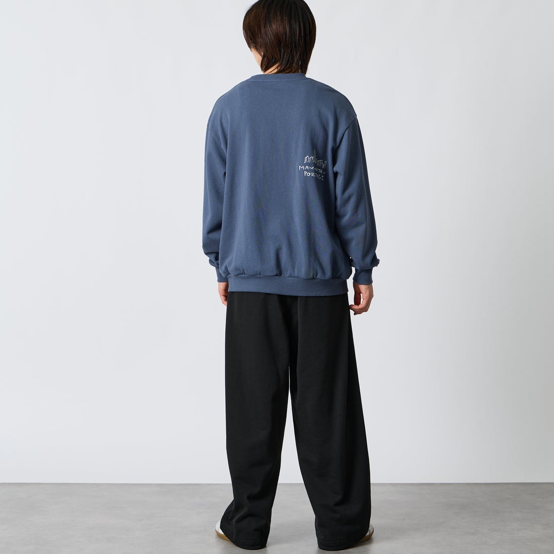 MANHATTAN PORTAGE [マンハッタンポーテージ] 別注 ランダムロゴ刺繍 クルーネックスウェット [26FWMP-IN91-JF] BLUE &&モデル身長：177cm 着用サイズ：L&&