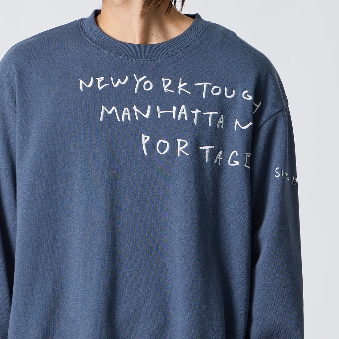 MANHATTAN PORTAGE [マンハッタンポーテージ] 別注 ランダムロゴ刺繍 クルーネックスウェット [26FWMP-IN91-JF] BLUE