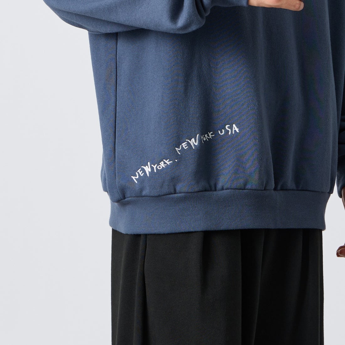 MANHATTAN PORTAGE [マンハッタンポーテージ] 別注 ランダムロゴ刺繍 クルーネックスウェット [26FWMP-IN91-JF] BLUE