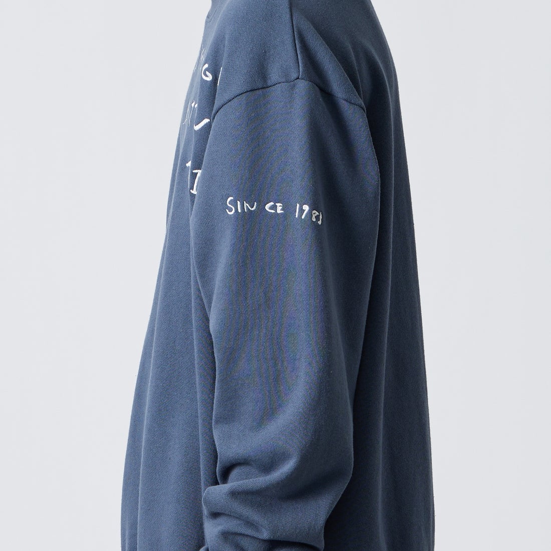 MANHATTAN PORTAGE [マンハッタンポーテージ] 別注 ランダムロゴ刺繍 クルーネックスウェット [26FWMP-IN91-JF] BLUE