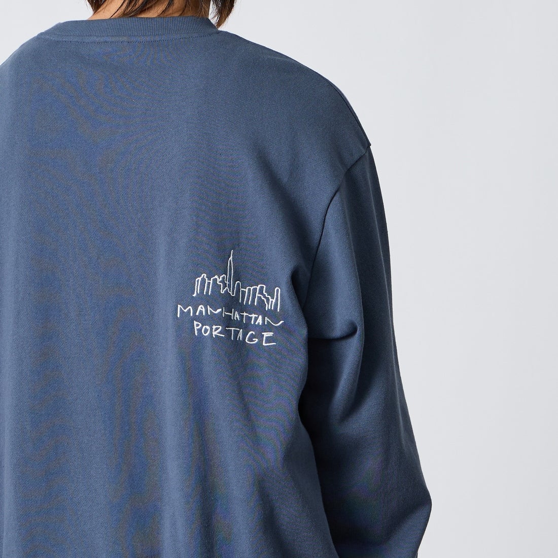 MANHATTAN PORTAGE [マンハッタンポーテージ] 別注 ランダムロゴ刺繍 クルーネックスウェット [26FWMP-IN91-JF] BLUE