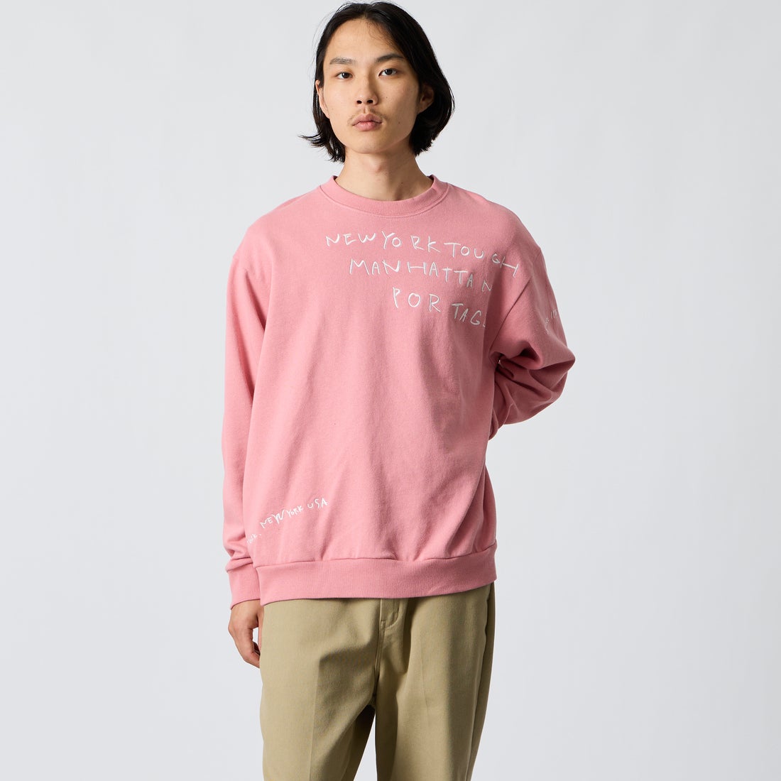 MANHATTAN PORTAGE [マンハッタンポーテージ] 別注 ランダムロゴ刺繍 クルーネックスウェット [26FWMP-IN91-JF] PINK &&モデル身長：175cm 着用サイズ：L&&
