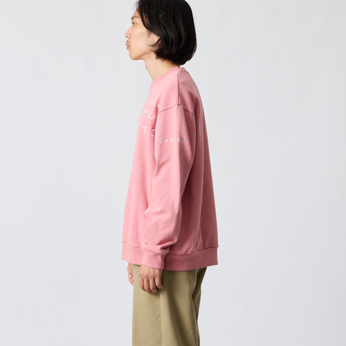MANHATTAN PORTAGE [マンハッタンポーテージ] 別注 ランダムロゴ刺繍 クルーネックスウェット [26FWMP-IN91-JF] PINK &&モデル身長：175cm 着用サイズ：L&&