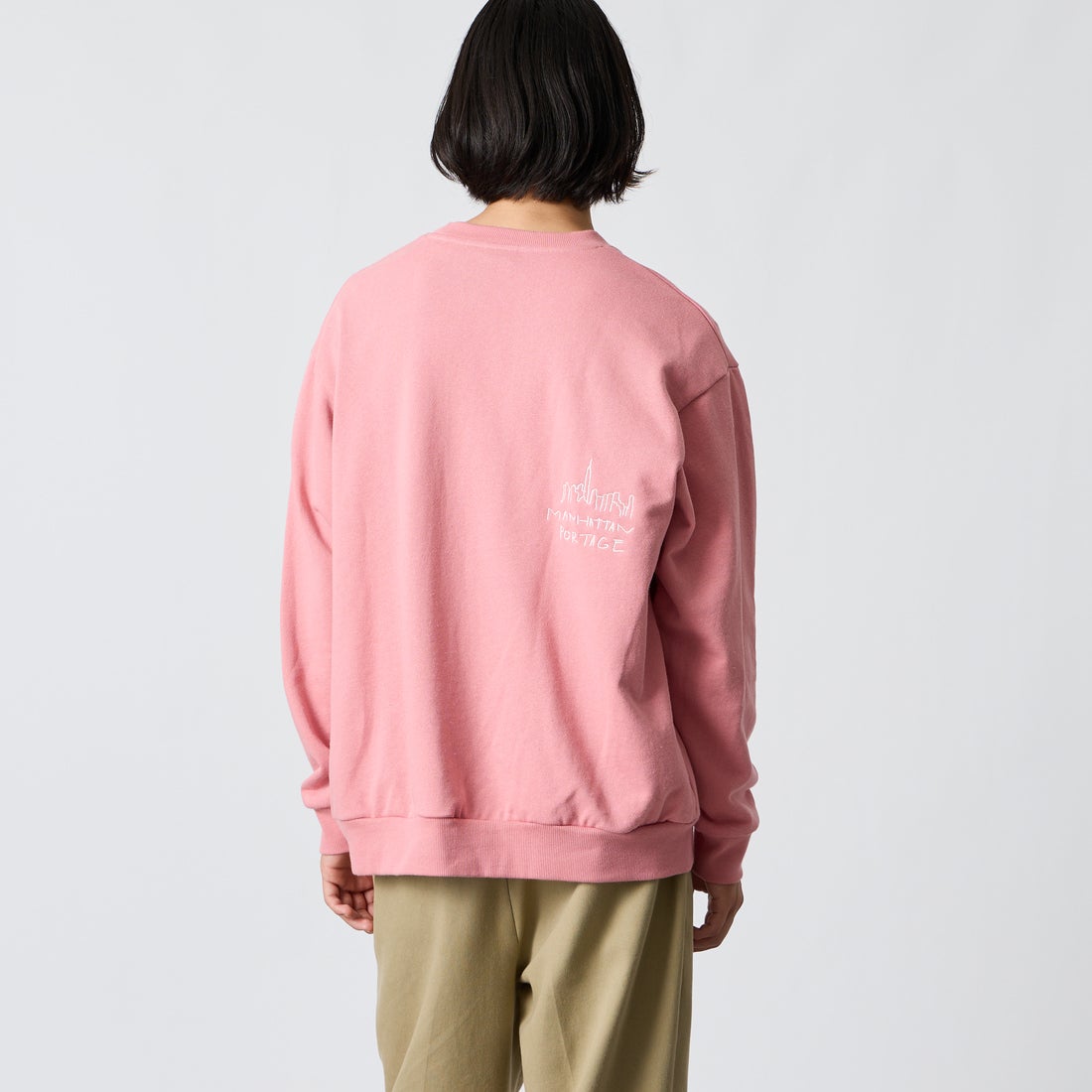 MANHATTAN PORTAGE [マンハッタンポーテージ] 別注 ランダムロゴ刺繍 クルーネックスウェット [26FWMP-IN91-JF] PINK &&モデル身長：175cm 着用サイズ：L&&