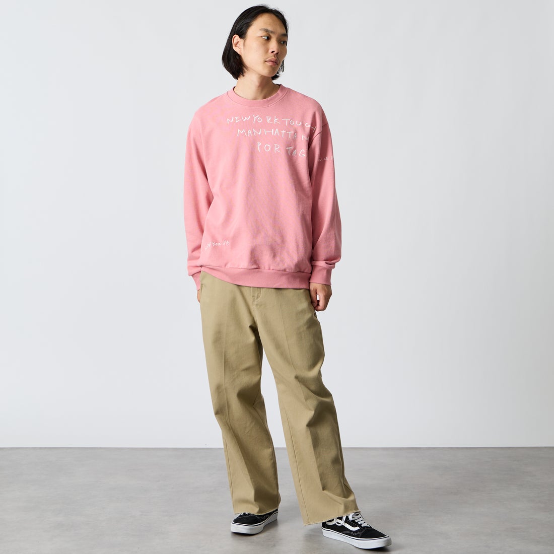 MANHATTAN PORTAGE [マンハッタンポーテージ] 別注 ランダムロゴ刺繍 クルーネックスウェット [26FWMP-IN91-JF] PINK &&モデル身長：175cm 着用サイズ：L&&
