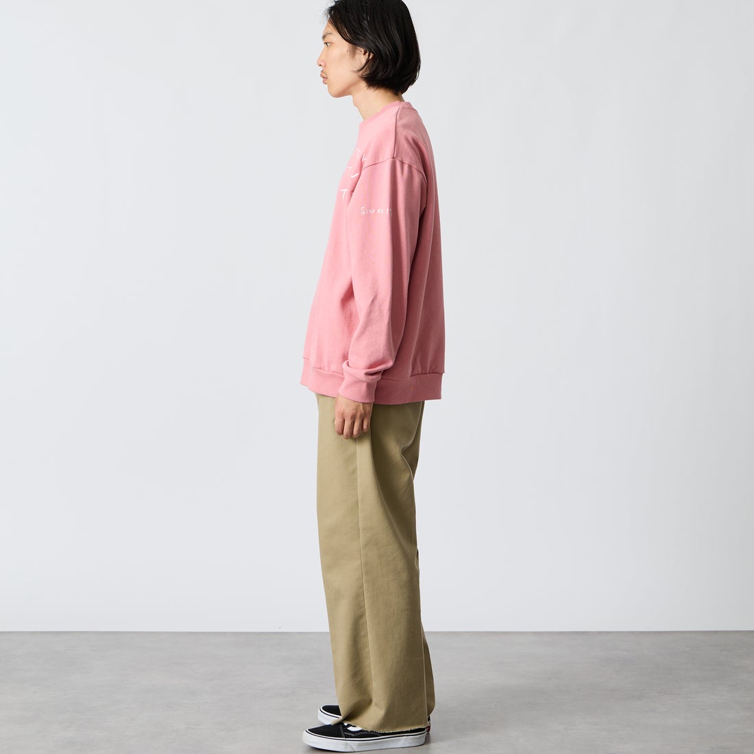 MANHATTAN PORTAGE [マンハッタンポーテージ] 別注 ランダムロゴ刺繍 クルーネックスウェット [26FWMP-IN91-JF] PINK &&モデル身長：175cm 着用サイズ：L&&