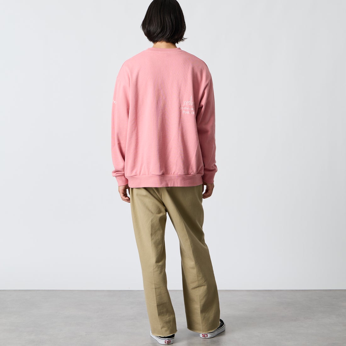 MANHATTAN PORTAGE [マンハッタンポーテージ] 別注 ランダムロゴ刺繍 クルーネックスウェット [26FWMP-IN91-JF] PINK &&モデル身長：175cm 着用サイズ：L&&