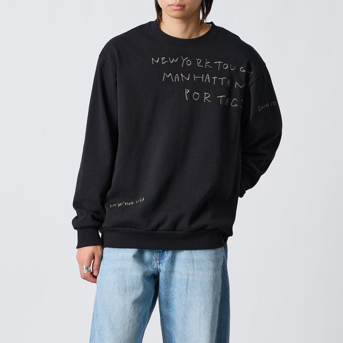 MANHATTAN PORTAGE [マンハッタンポーテージ] 別注 ランダムロゴ刺繍 クルーネックスウェット [26FWMP-IN91-JF] BLACK &&モデル身長：177cm 着用サイズ：L&&