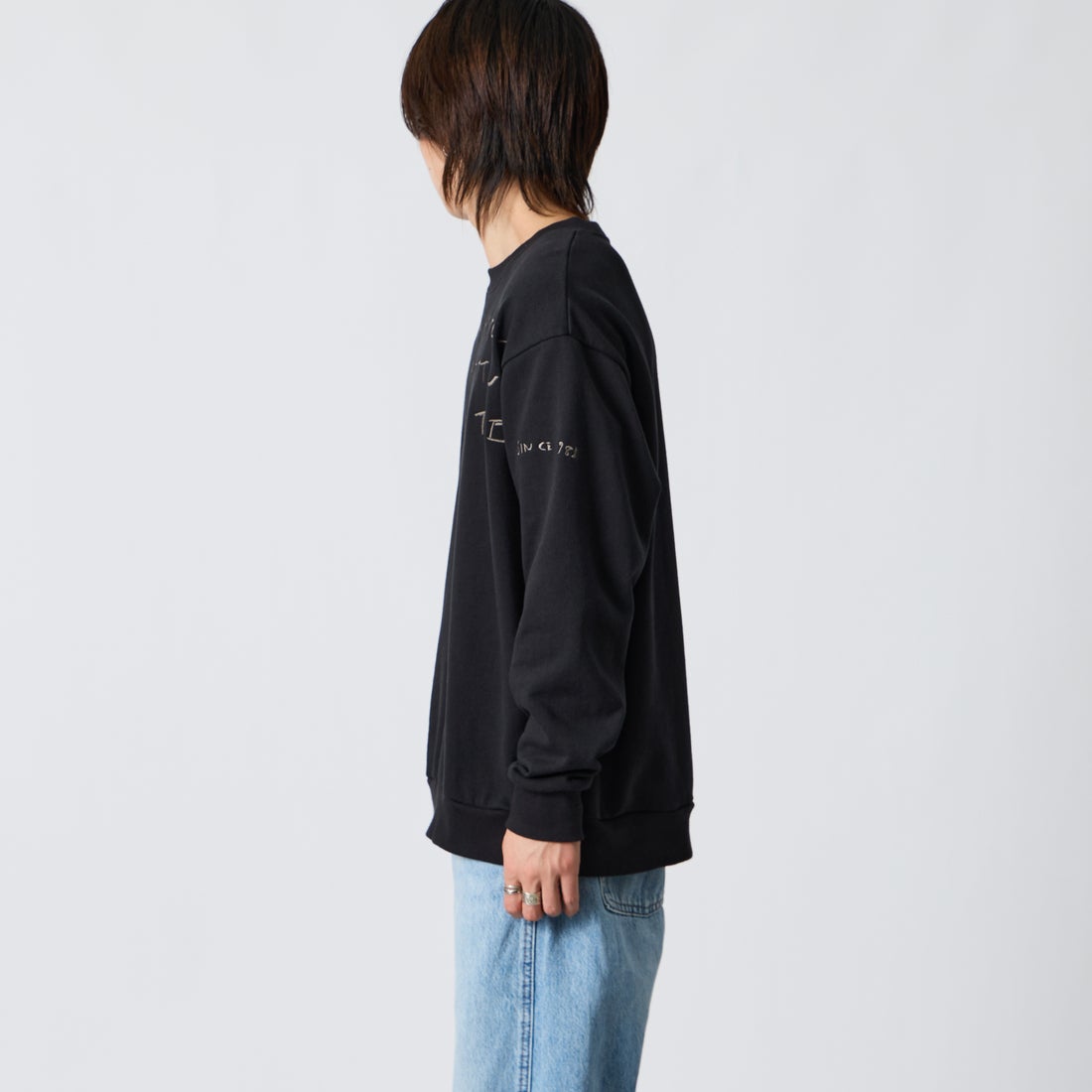 MANHATTAN PORTAGE [マンハッタンポーテージ] 別注 ランダムロゴ刺繍 クルーネックスウェット [26FWMP-IN91-JF] BLACK &&モデル身長：177cm 着用サイズ：L&&