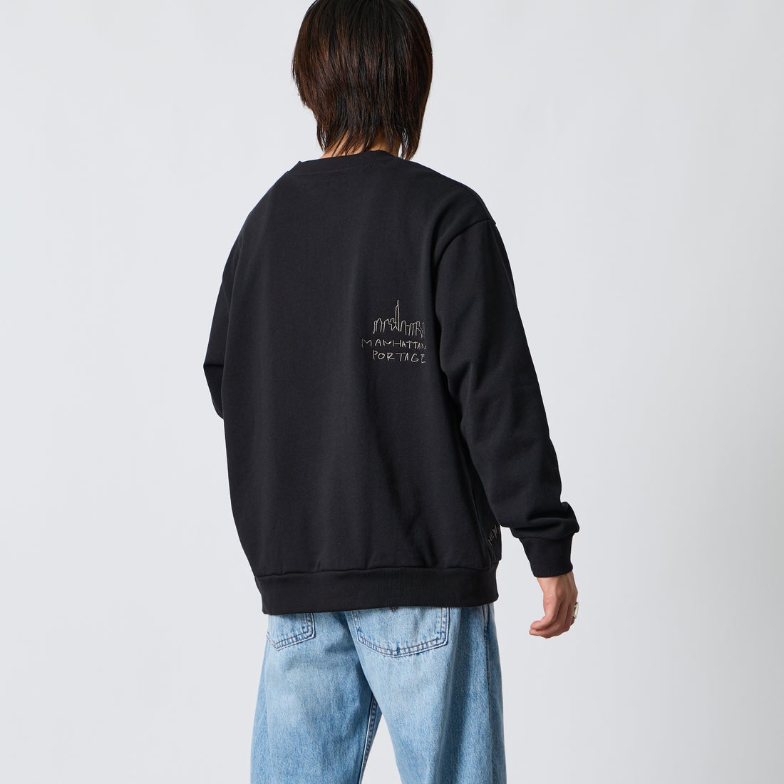 MANHATTAN PORTAGE [マンハッタンポーテージ] 別注 ランダムロゴ刺繍 クルーネックスウェット [26FWMP-IN91-JF] BLACK &&モデル身長：177cm 着用サイズ：L&&