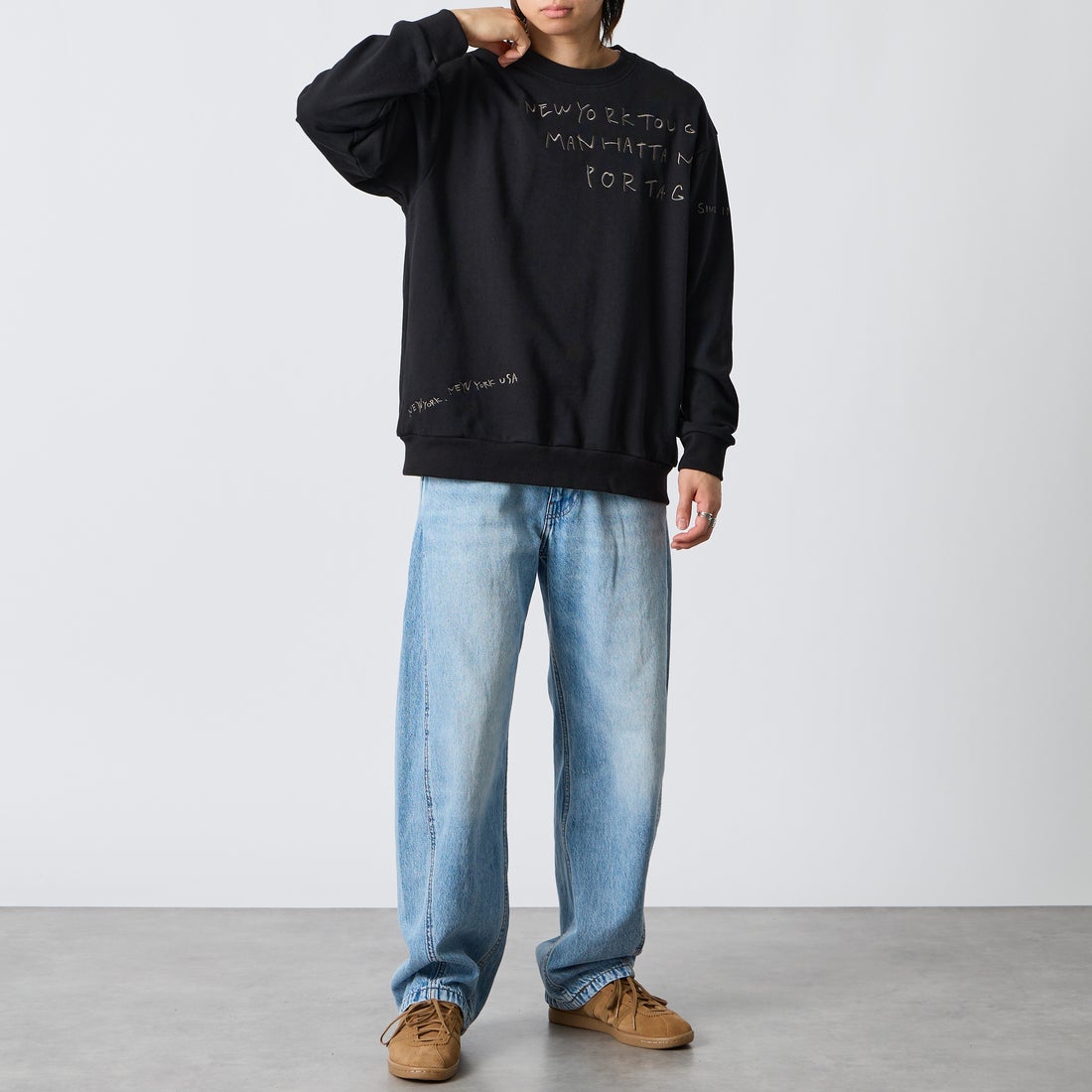 MANHATTAN PORTAGE [マンハッタンポーテージ] 別注 ランダムロゴ刺繍 クルーネックスウェット [26FWMP-IN91-JF] BLACK &&モデル身長：177cm 着用サイズ：L&&