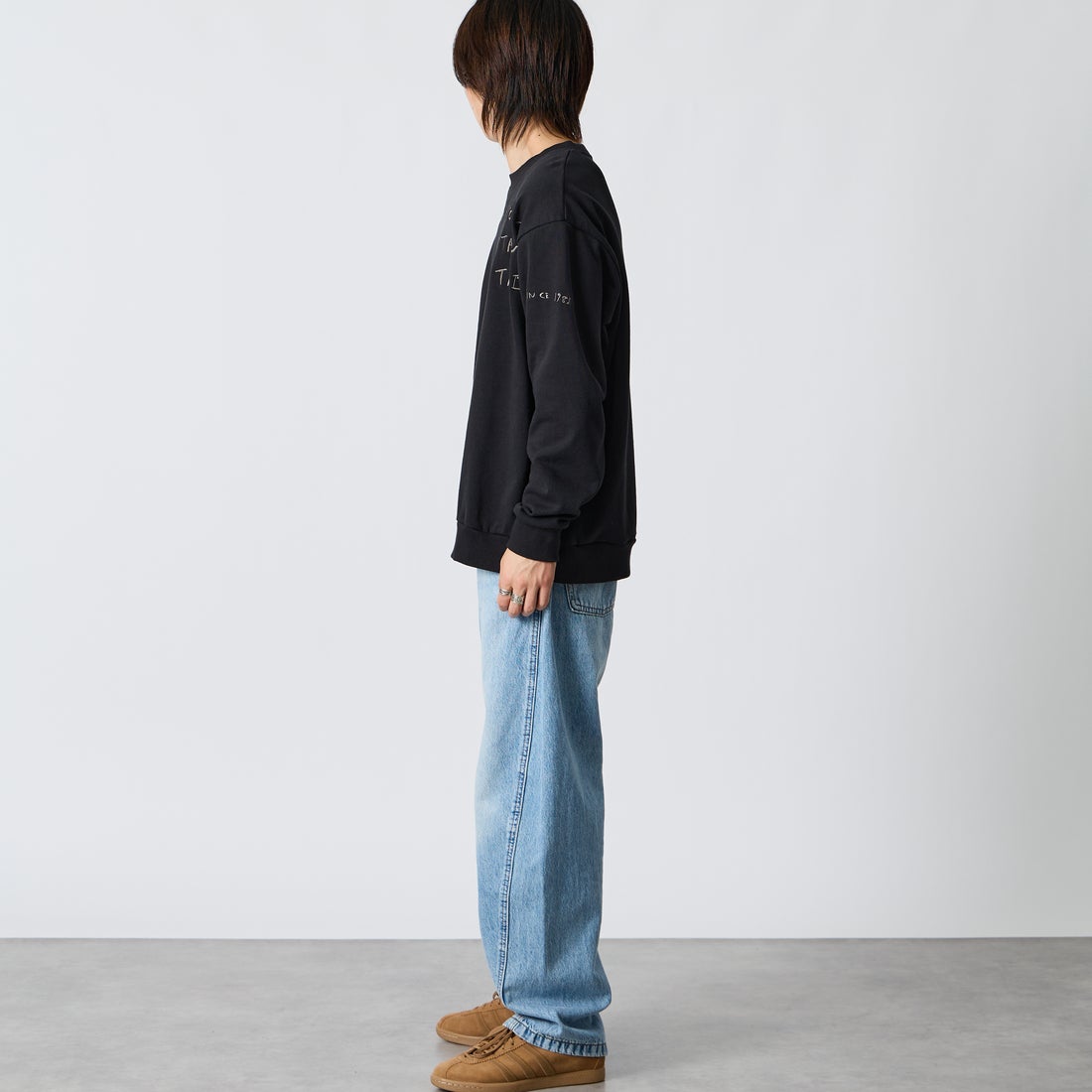 MANHATTAN PORTAGE [マンハッタンポーテージ] 別注 ランダムロゴ刺繍 クルーネックスウェット [26FWMP-IN91-JF] BLACK &&モデル身長：177cm 着用サイズ：L&&
