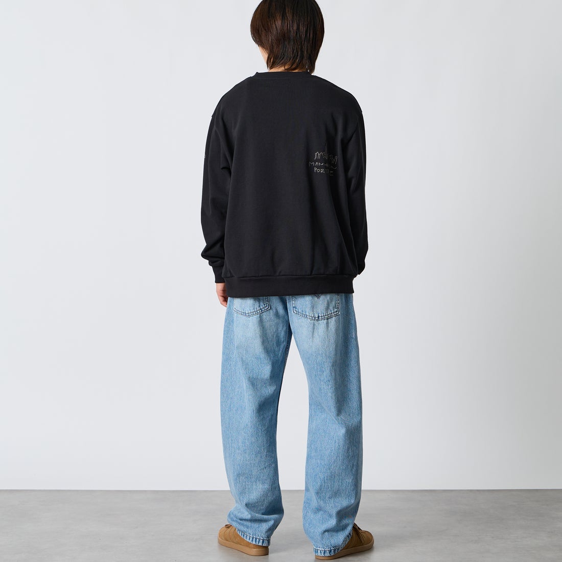 MANHATTAN PORTAGE [マンハッタンポーテージ] 別注 ランダムロゴ刺繍 クルーネックスウェット [26FWMP-IN91-JF] BLACK &&モデル身長：177cm 着用サイズ：L&&