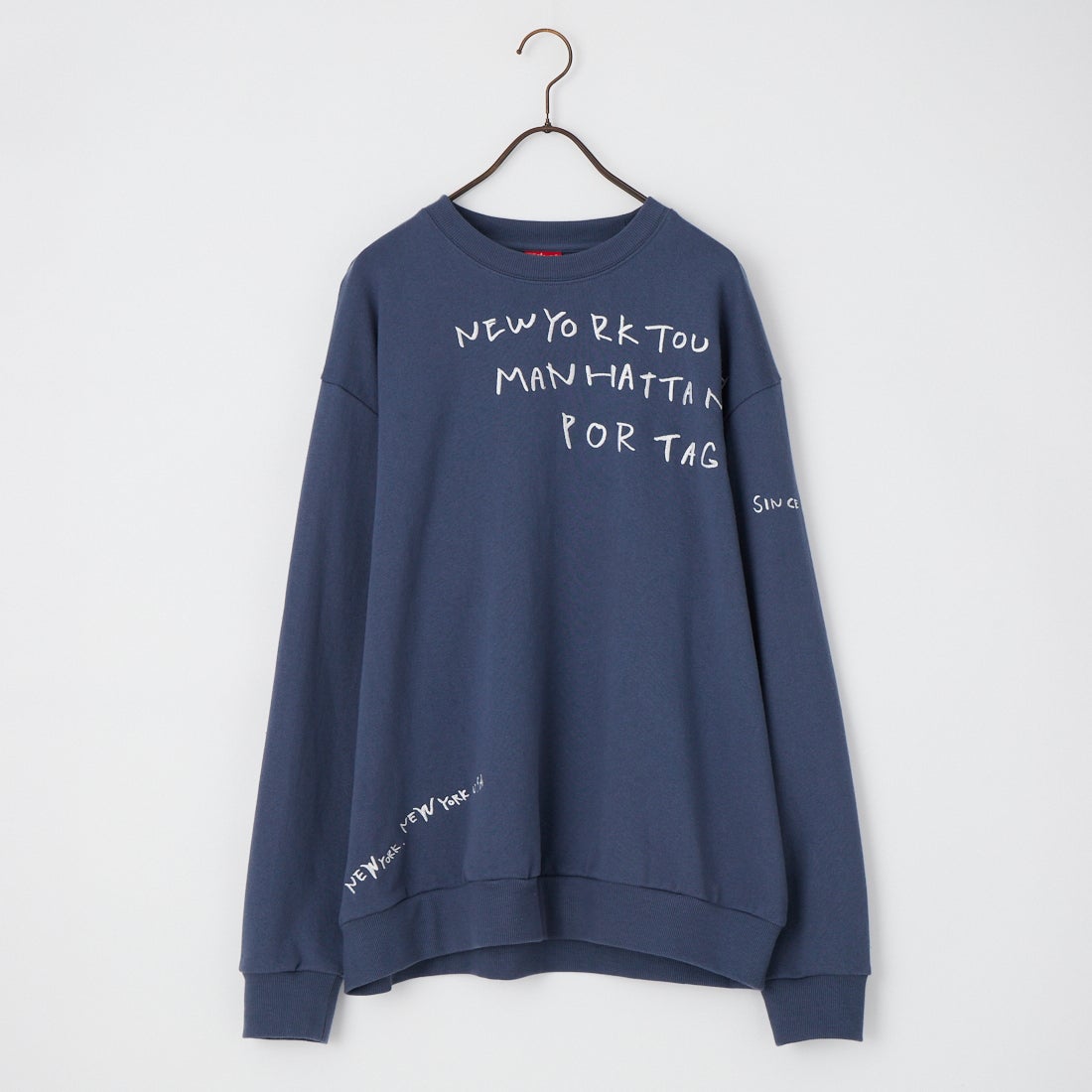 MANHATTAN PORTAGE [マンハッタンポーテージ] 別注 ランダムロゴ刺繍 クルーネックスウェット [26FWMP-IN91-JF] BLUE