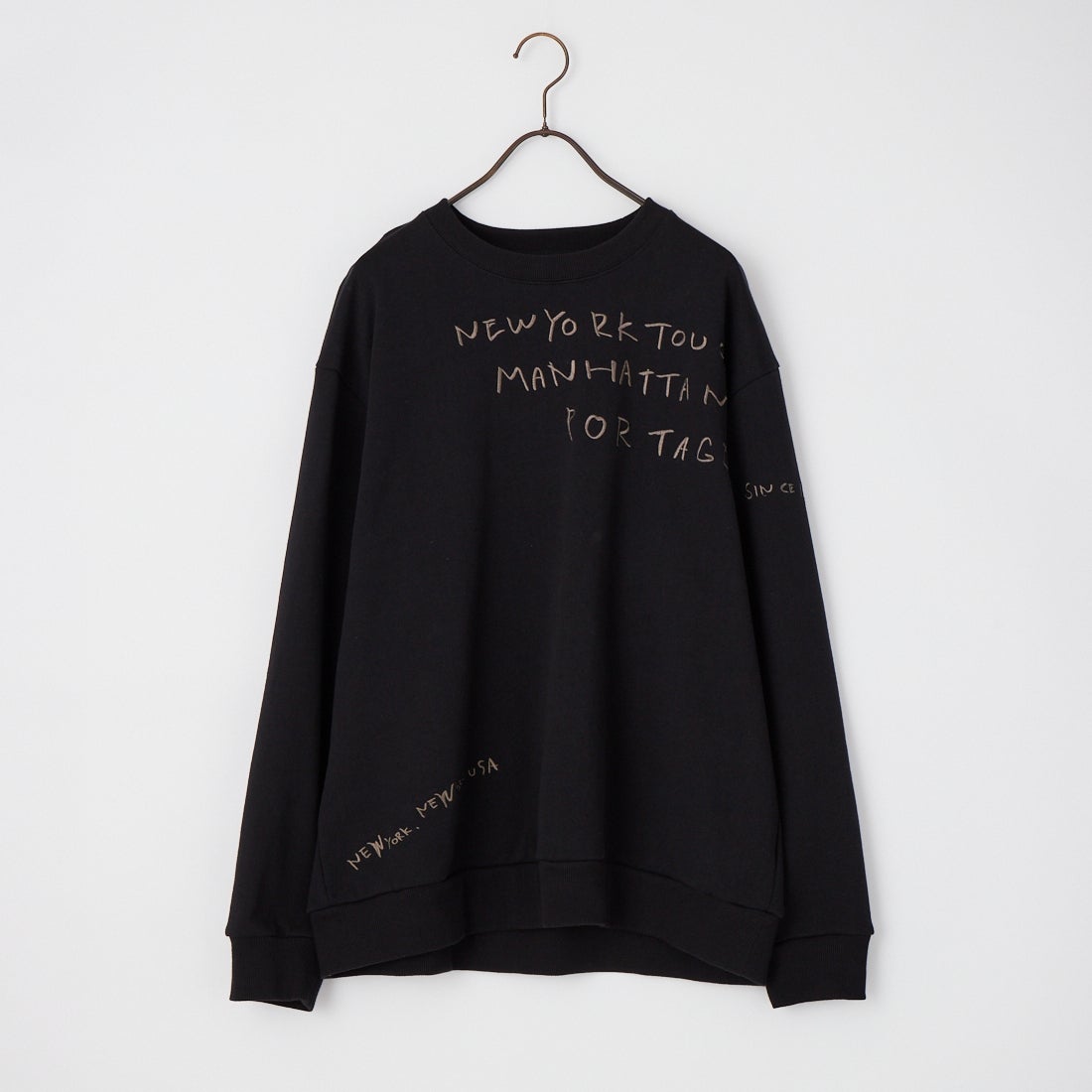 MANHATTAN PORTAGE [マンハッタンポーテージ] 別注 ランダムロゴ刺繍 クルーネックスウェット [26FWMP-IN91-JF] BLACK