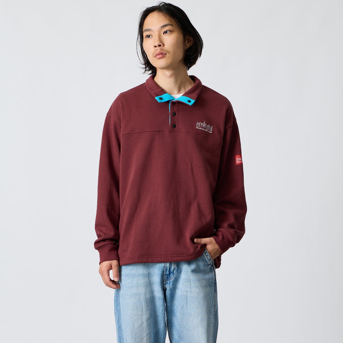 MANHATTAN PORTAGE [マンハッタンポーテージ] 別注 ワンポイントロゴ刺繍 ハーフスナップスウェット [26FWMP-IN92-JF] WINE &&モデル身長：175cm 着用サイズ：L&&