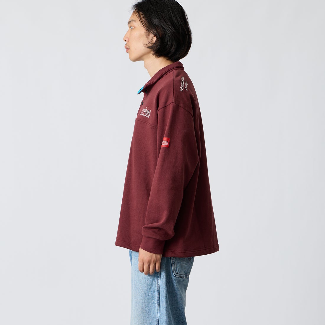 MANHATTAN PORTAGE [マンハッタンポーテージ] 別注 ワンポイントロゴ刺繍 ハーフスナップスウェット [26FWMP-IN92-JF] WINE &&モデル身長：175cm 着用サイズ：L&&