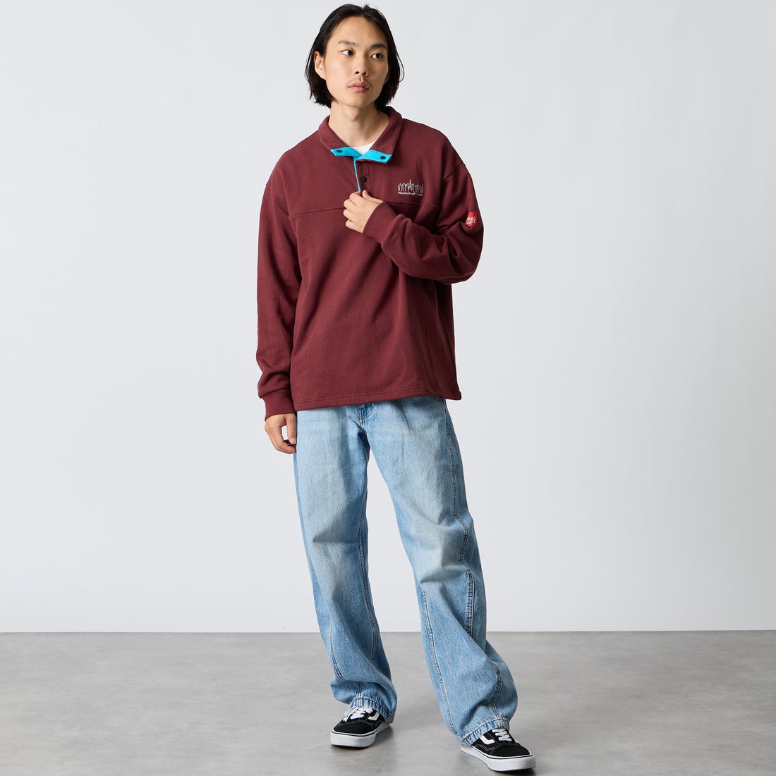 MANHATTAN PORTAGE [マンハッタンポーテージ] 別注 ワンポイントロゴ刺繍 ハーフスナップスウェット [26FWMP-IN92-JF] WINE &&モデル身長：175cm 着用サイズ：L&&