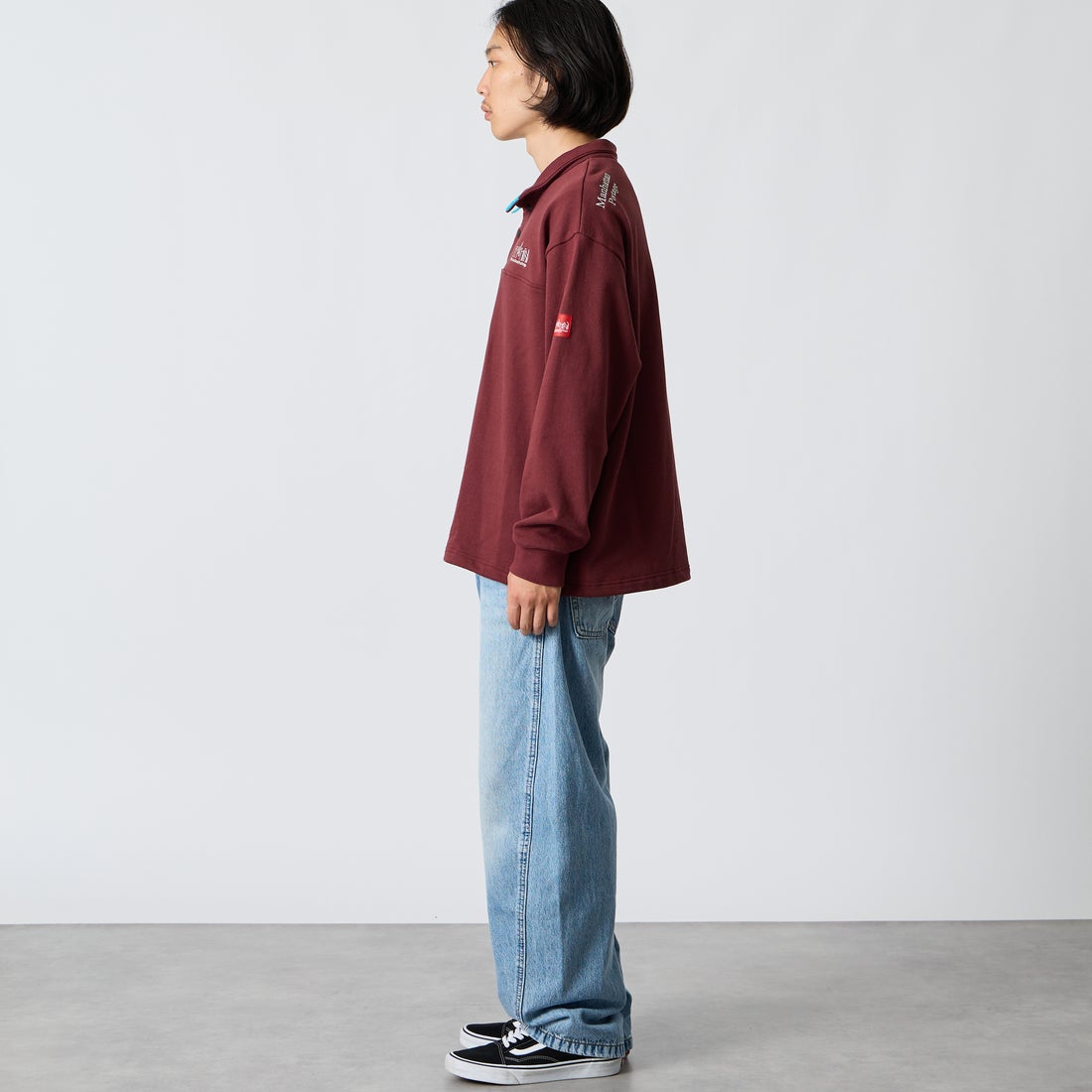 MANHATTAN PORTAGE [マンハッタンポーテージ] 別注 ワンポイントロゴ刺繍 ハーフスナップスウェット [26FWMP-IN92-JF] WINE &&モデル身長：175cm 着用サイズ：L&&