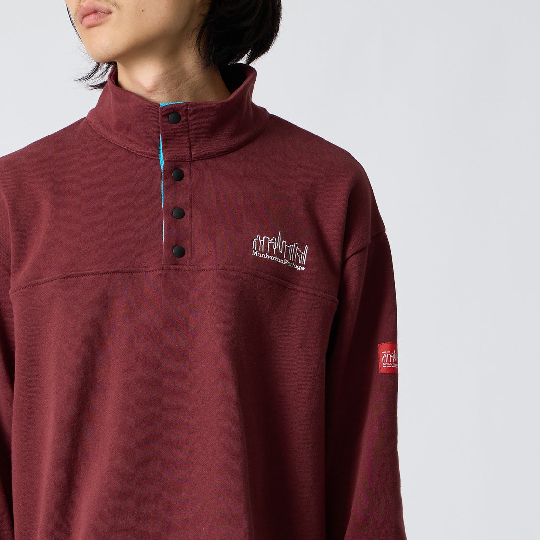 MANHATTAN PORTAGE [マンハッタンポーテージ] 別注 ワンポイントロゴ刺繍 ハーフスナップスウェット [26FWMP-IN92-JF] WINE