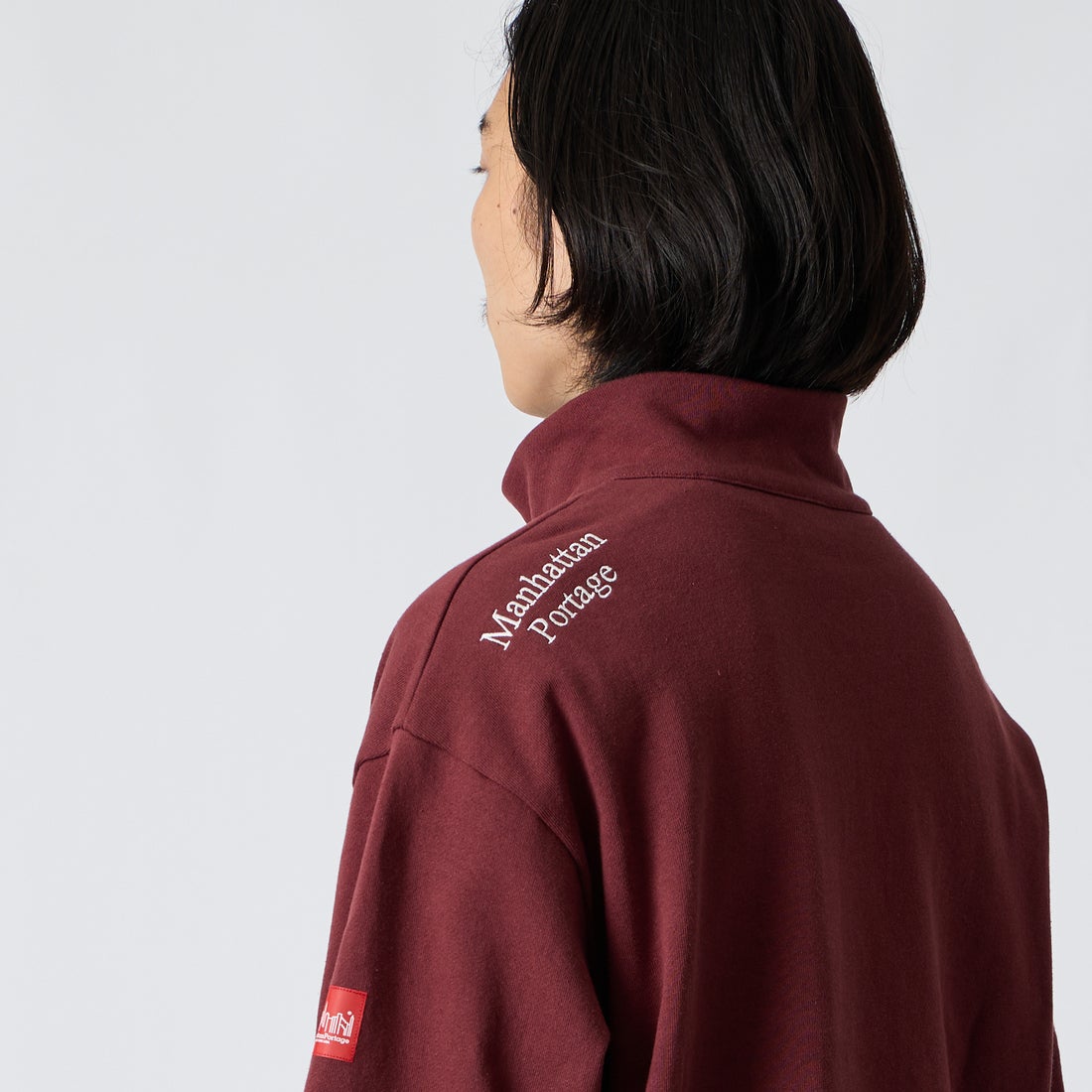 MANHATTAN PORTAGE [マンハッタンポーテージ] 別注 ワンポイントロゴ刺繍 ハーフスナップスウェット [26FWMP-IN92-JF] WINE