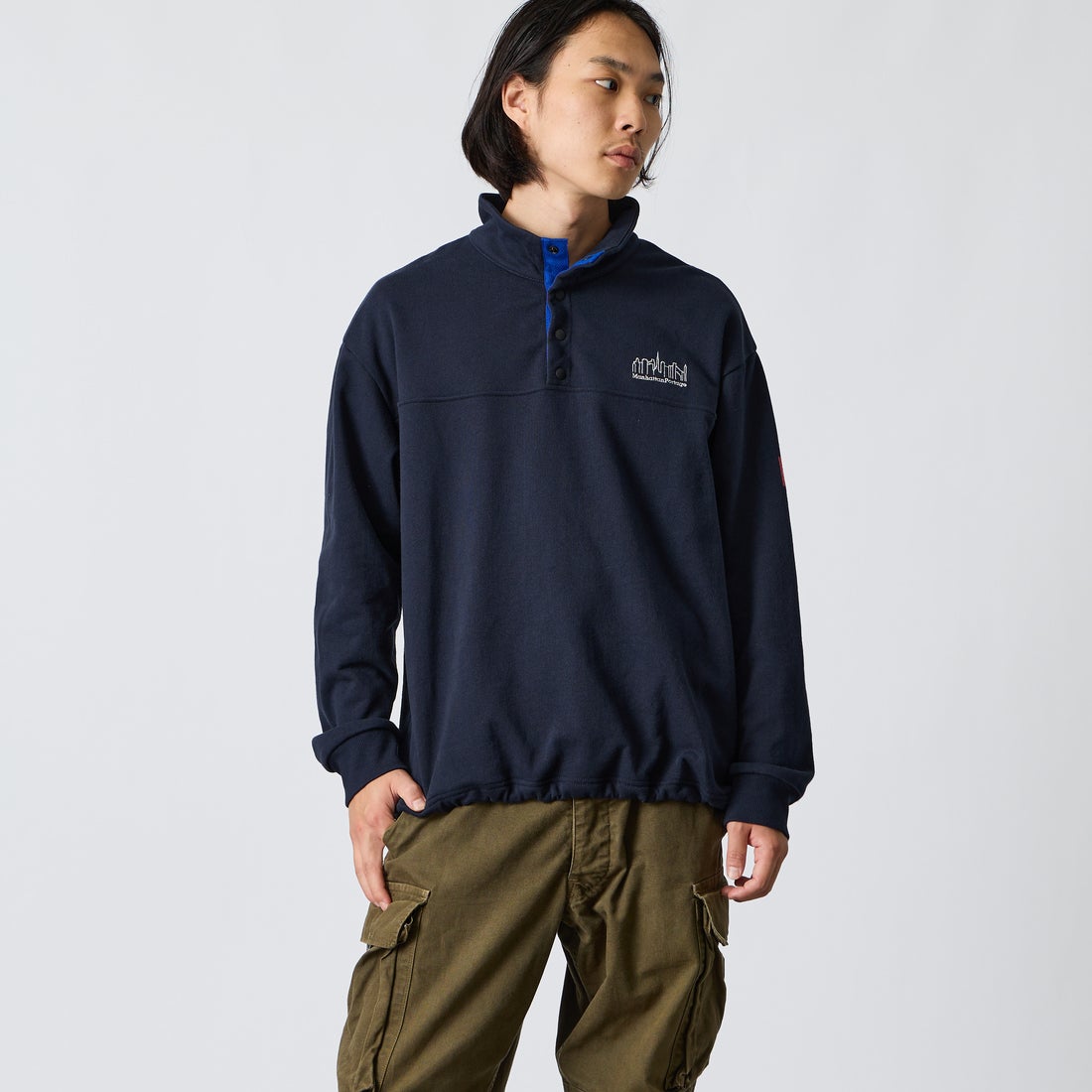 MANHATTAN PORTAGE [マンハッタンポーテージ] 別注 ワンポイントロゴ刺繍 ハーフスナップスウェット [26FWMP-IN92-JF] NAVY &&モデル身長：175cm 着用サイズ：L&&
