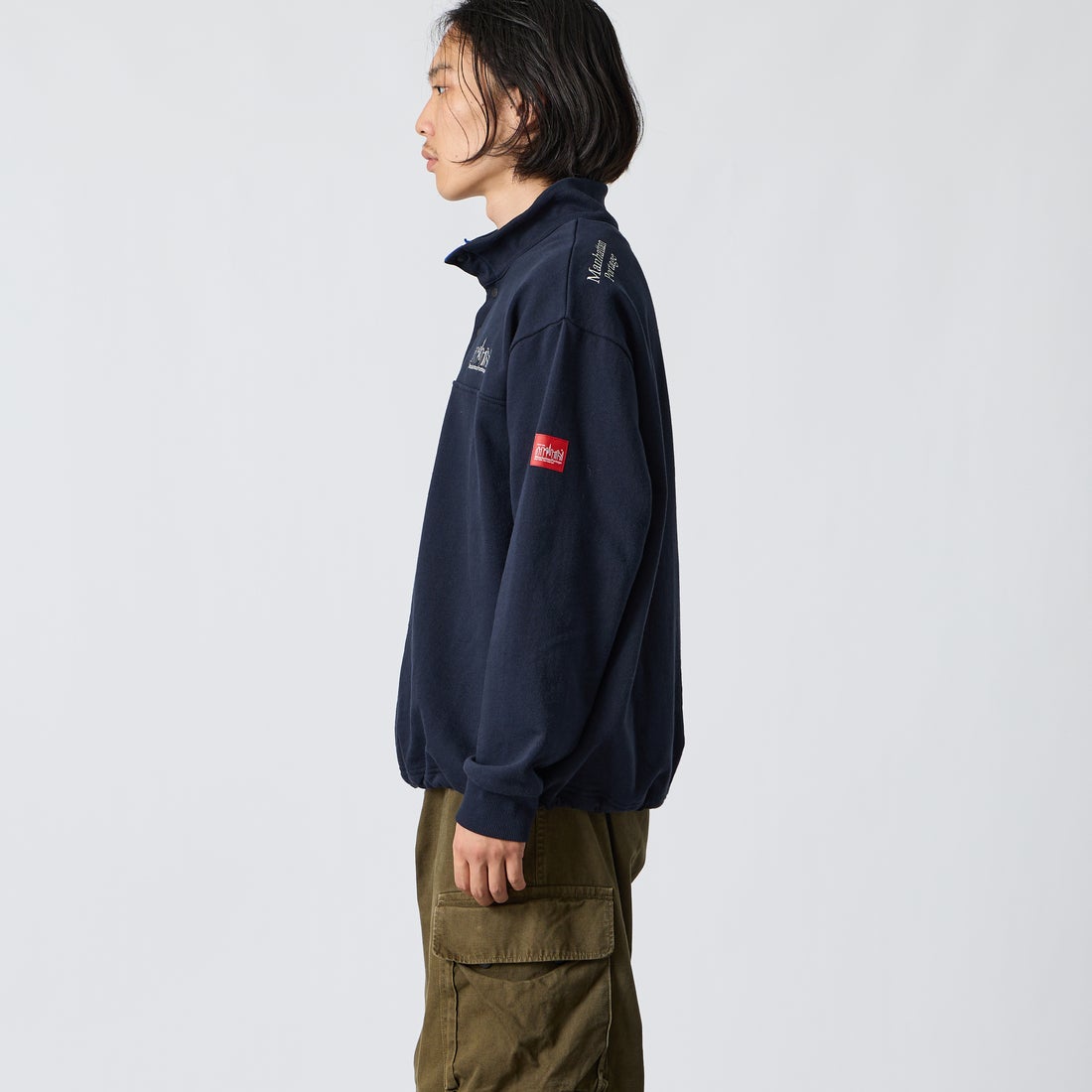 MANHATTAN PORTAGE [マンハッタンポーテージ] 別注 ワンポイントロゴ刺繍 ハーフスナップスウェット [26FWMP-IN92-JF] NAVY &&モデル身長：175cm 着用サイズ：L&&