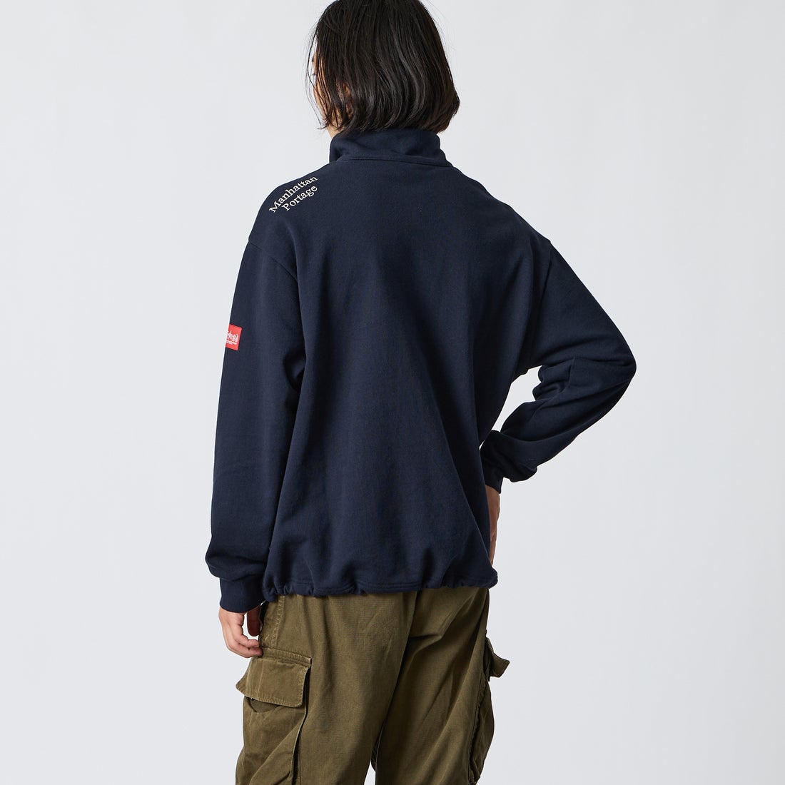 MANHATTAN PORTAGE [マンハッタンポーテージ] 別注 ワンポイントロゴ刺繍 ハーフスナップスウェット [26FWMP-IN92-JF] NAVY &&モデル身長：175cm 着用サイズ：L&&