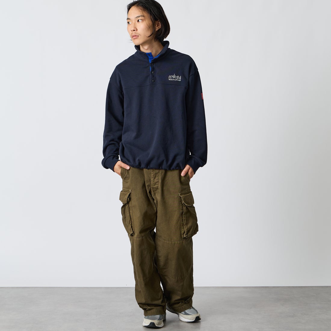 MANHATTAN PORTAGE [マンハッタンポーテージ] 別注 ワンポイントロゴ刺繍 ハーフスナップスウェット [26FWMP-IN92-JF] NAVY &&モデル身長：175cm 着用サイズ：L&&