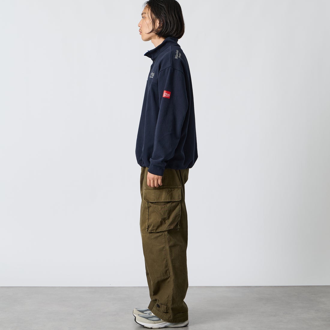 MANHATTAN PORTAGE [マンハッタンポーテージ] 別注 ワンポイントロゴ刺繍 ハーフスナップスウェット [26FWMP-IN92-JF] NAVY &&モデル身長：175cm 着用サイズ：L&&